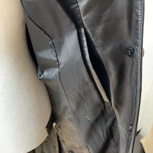 Danier genuine leather woman’s coat. - Picture 8 of 12